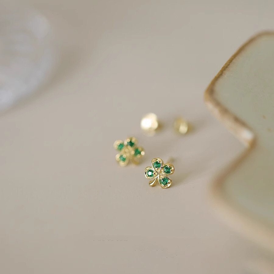 Gold Emerald CZ Flower Stud Earrings, Green CZ Flower Earrings, Emerald Plant Earrings, Minimalist Flower Studs, Gift for her, GE204